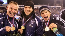 29 ноября 2007 года. Санкт-Петербург. Александр АНЮКОВ, Игорь ДЕНИСОВ и Андрей АРШАВИН получили золотые медали чемпионата России.
