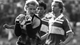 1989 год. В игре вратарь "Памира" Андрей МАНАННИКОВ.