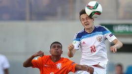 7 июля. Ларисса. Голландия - Россия - 1:0. Александр ГОЛОВИН в борьбе за верховой мяч.