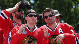 В 2009 году будущий трехкратный обладатель Кубка Стэнли Патрик КЕЙН (второй слева) отметился в криминальной хронике: его арестовали за избиение таксиста.