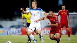 Сегодня. Катерини. Испания – Россия – 2:0. В борьбе за мяч россиянин Дмитрий БАРИНОВ и испанец БОРХА.