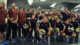 Одна медаль на всех.  Герои Euro вернулись домой 