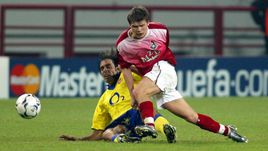 30 сентября 2003 года. Москва. "Локомотив" - "Арсенал" - 0:0. Полузащитник "канониров" Робер ПИРЕС в жестком подкате против хава "Локо" Марата ИЗМАЙЛОВА.