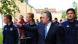 Сегодня. Москва. Министр спорта РФ Виталий МУТКО (в центре) встретился с юношеской сборной России.