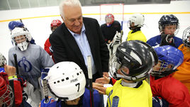 Вторник. Москва. Фил ЭСПОЗИТО и юные хоккеисты на "Арене Легенд".