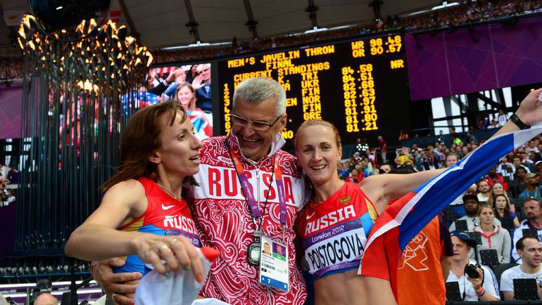 11 августа 2012 года. Лондон. Олимпийская чемпионка в беге на 800 м Мария САВИНОВА (слева) и бронзовый призер Екатерина ПОИСТОГОВА (справа) празднуют успех со своим тренером, фигурантом фильма ARD Владимиром КАЗАРИНЫМ. Фото AFP. Фото AFP