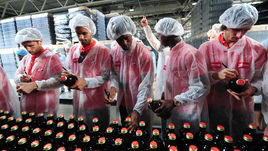 Игроки "Спартака" расписались на бутылках пива