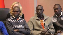 Кенийские атлеты Исаак КИПКЕМБОЙ, Николас ЧЕПСЕБА и Амос КИБИТОК (справа налево) на собрании.