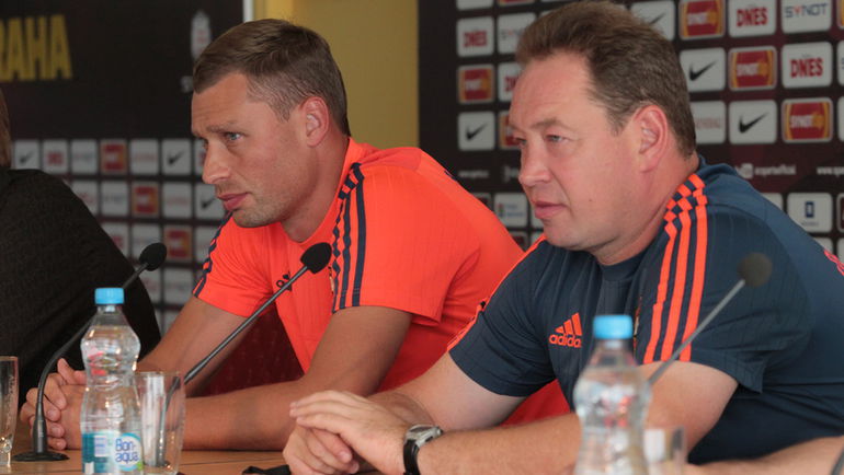 Вторник. Прага. Алексей БЕРЕЗУЦКИЙ и Леонид СЛУЦКИЙ на предматчевой пресс-конференции. Фото Валентин КОБЫЩА, ПФК ЦСКА