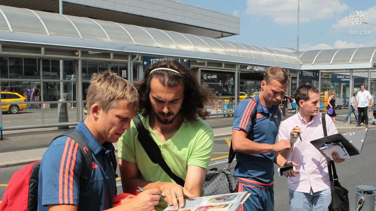 Вторник. Прага. Александр ЦАУНЯ нарасхват у болельщиков. Фото ПФК ЦСКА