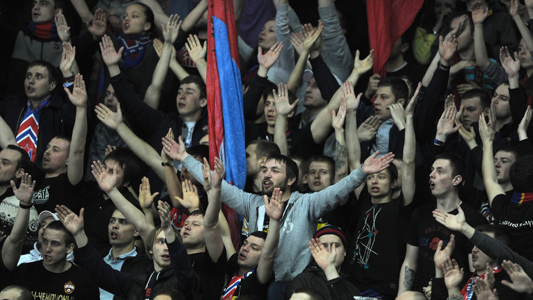 Фаны армейцев неоднократно давали обещания клубному руководству. Но проблема по-прежнему существует. Фото Алексей ИВАНОВ,