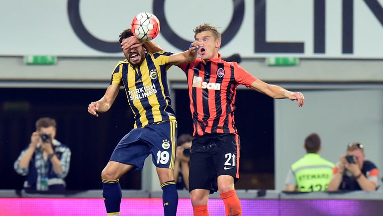 Верховая борьба защитника гостей Шенера ОЗБАЙРАКЛЫ и нападающего хозяев Александра ГЛАДКОГО. Фото AFP