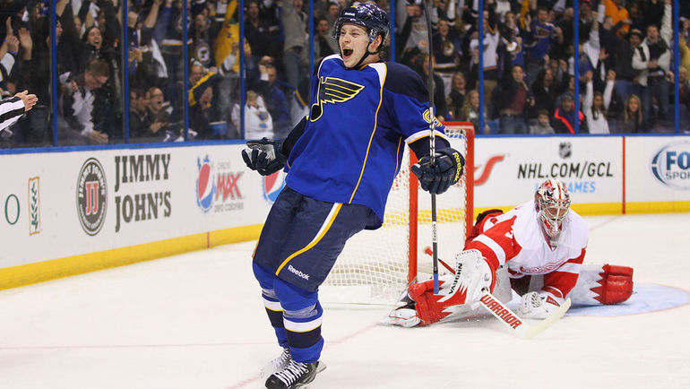 Владимир ТАРАСЕНКО празднует первый гол в НХЛ. Фото REUTERS