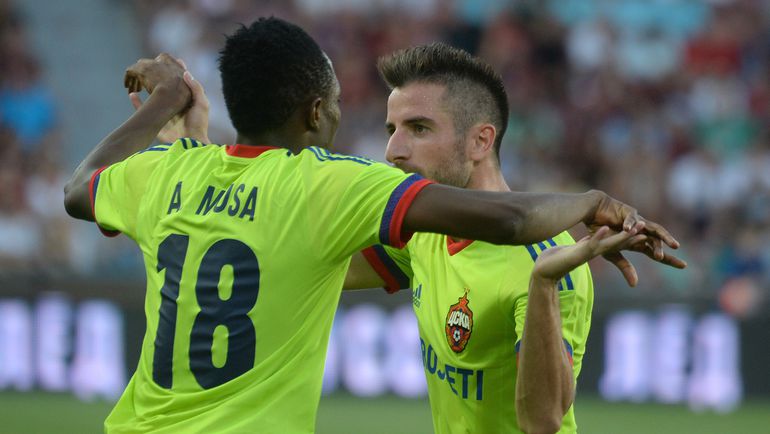 Радость автора дубля Ахмеда МУСЫ и Зорана ТОШИЧА. Фото AFP