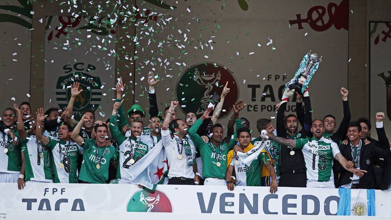 Лиссабонцы с долгожданным трофеем. Фото REUTERS