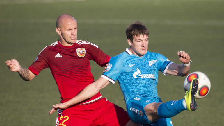 Денис ТКАЧУК пока забивает за