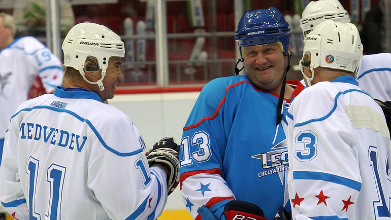 2012 год. Сергея ГОМОЛЯКО (№13) и первый президент КХЛ Александр МЕДВЕДЕВ на матче ветеранов во время звездного уик-энда в Челябинске. Фото Игорь ЗОЛОТАРЕВ
