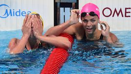 Сегодня. Казань. Юлия ЕФИМОВА (справа) и победившая на дистанции 50 м брассом Дженни ЮХАНССОН из Швеции.