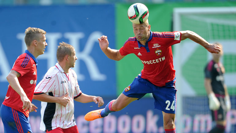 В игре Василий БЕРЕЗУЦКИЙ (№ 24). Фото Алексей ИВАНОВ,