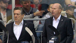 Майк КИНЭН (стоит справа) решил избавиться от статуса гастарбайтера и стать гражданином. А лучше - товарищем.