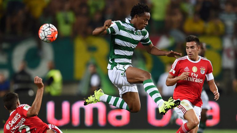 Андреа КАРРИЛЬО проигрывает борьбу за мяч. Фото REUTERS