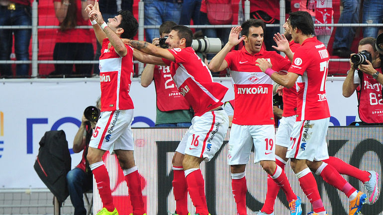 Спартаковцы поздравляют с первым голом в сезоне Сердара ТАСКИ (слева). Фото Алексей ИВАНОВ,