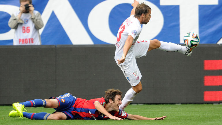 Мариу ФЕРНАНДЕС в борьбе с Дмитрием КОМБАРОВЫМ. Фото Александр ФЕДОРОВ,