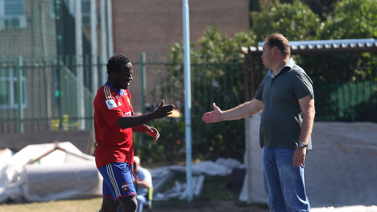 Сейду ДУМБЬЯ и главный тренер ЦСКА Леонид СЛУЦКИЙ. Фото Антон СЕРГИЕНКО,