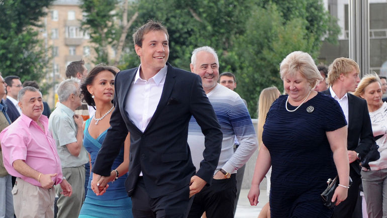 18 июля 2012 года. Артем ДЗЮБА с женой Кристиной и родителями на награждении игроков