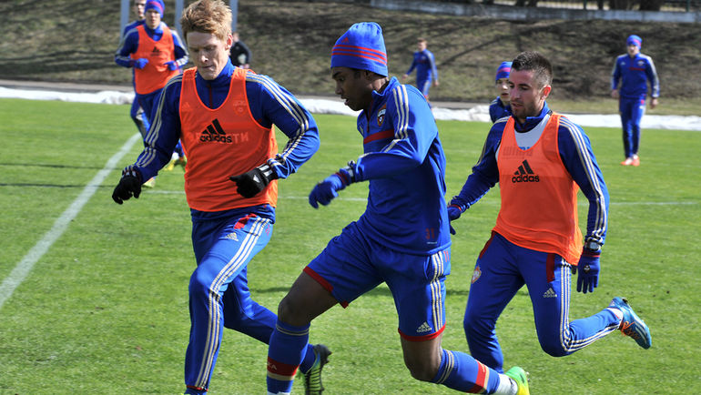 ВИТИНЬЮ (в центре) не смог оправдать вложенных в него средств, а Расмус ЭЛЬМ (слева) и Ахмед МУСА уже вписали свои имена в славную историю ЦСКА. Фото Алексей ИВАНОВ,