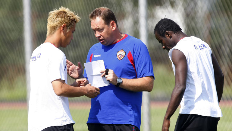 2010 год. Леонид СЛУЦКИЙ с Кейсуке ХОНДОЙ (слева) и Сейду ДУМБЬЯ. Фото Алексей ИВАНОВ,