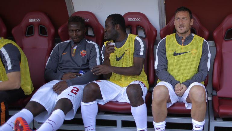 Сейду ДУМБЬЯ (в центре) с Франческо ТОТТИ (справа) и Мапу ЯНГА-МБИВА. Фото AFP