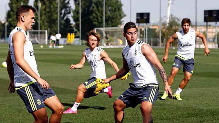 Денис ЧЕРЫШЕВ с Лукой МОДРИЧЕМ и Хамесом РОДРИГЕСОМ (второй справа) на тренировке