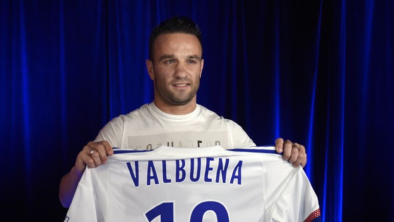 Вчера. Лион. Матье ВАЛЬБУЭНА представлен в качестве игрока