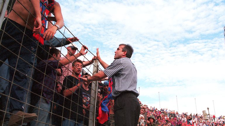 1999 год. Авалу ШАМХАНОВ успокаивает болельщиков ЦСКА. В дерби пытались успокоить уже его. Фото Александр ФЕДОРОВ,