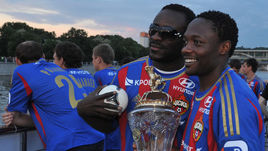 Май 2013 года. Москва. Форварды армейцев Сейду ДУМБЬЯ (слева) и Ахмед МУСА с трофеем за победу в чемпионате России.