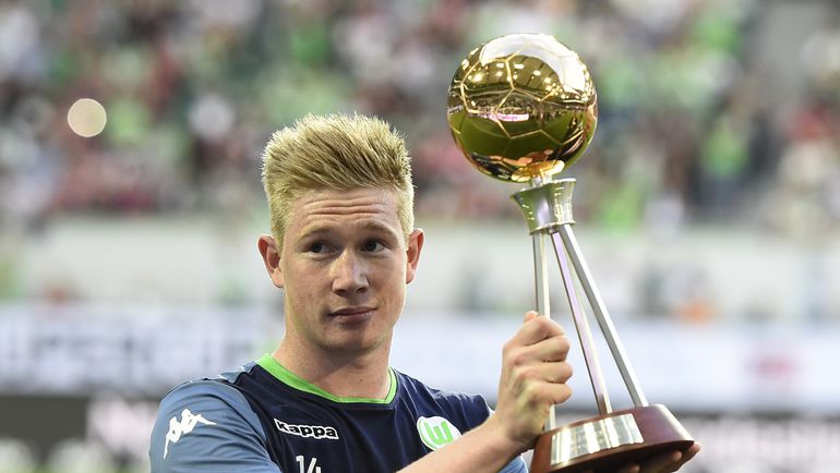 Кевин ДЕ БРЕЙНЕ с призом лучшему игроку сезона-2014/15 в бундеслиге. Фото AFP