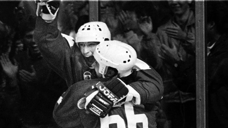 Марио ЛЕМЬЕ празднует гол с Уэйном ГРЕТЦКИ. Фото REUTERS