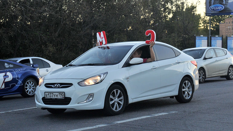 Каждый болельщик старался выделиться из толпы. Фото Александр ФЕДОРОВ,