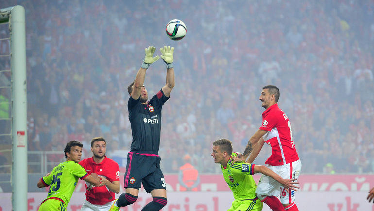 Один из главных героев дерби - вратарь армейцев Игорь АКИНФЕЕВ. Фото Александр ФЕДОРОВ,