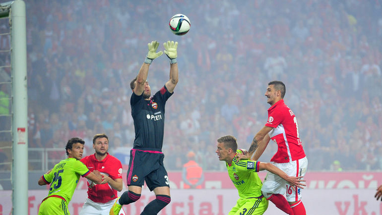 Игорь АКИНФЕЕВ пропустил первый мяч в премьер-лиге-2015/16. Фото Александр ФЕДОРОВ,