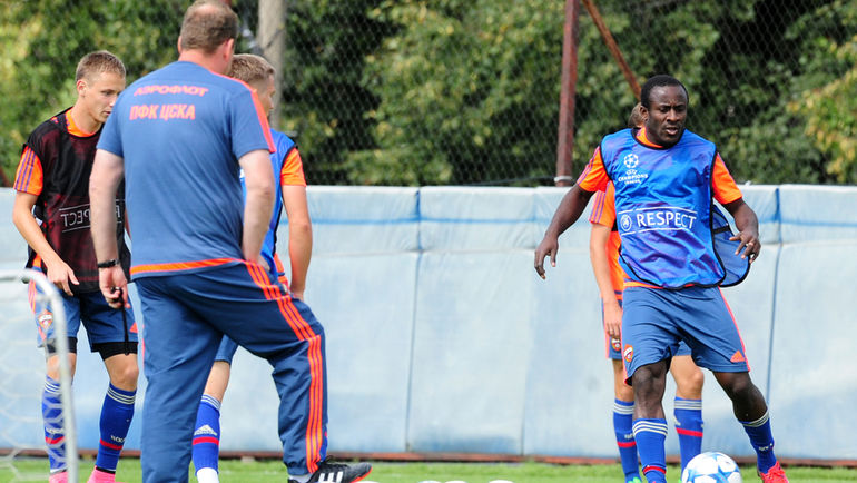 Леонид СЛУЦКИЙ индивидуально работает с Сейду ДУМБЬЯ. Фото Никита УСПЕНСКИЙ,