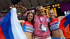 11 августа 2012 года. Лондон. Олимпийская чемпионка в беге на 800 м Мария САВИНОВА (слева), бронзовый призер Игр Екатерина ПОИСТОГОВА (справа) празднуют успех со своим тренером, Владимиром КАЗАРИНЫМ.