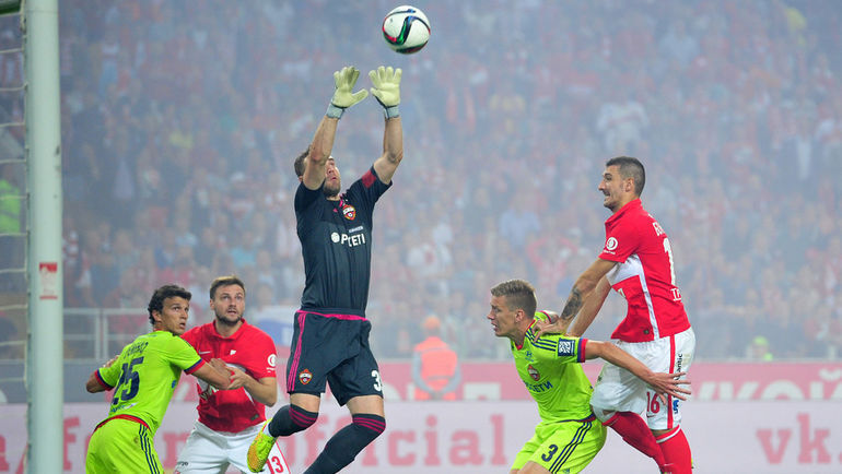 Один из главных героев дерби - вратарь армейцев Игорь АКИНФЕЕВ. Фото Александр ФЕДОРОВ,