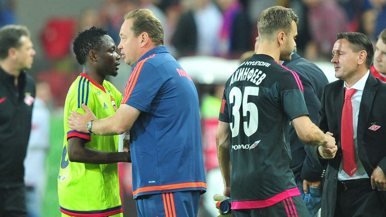 Автор победного мяча Ахмед МУСА, наставник армейцев Леонид СЛУЦКИЙ, лучший игрок матча Игорь АКИНФЕЕВ и главный тренер хозяев Дмитрий АЛЕНИЧЕВ (слева направо) после матча. Фото Александр ФЕДОРОВ,