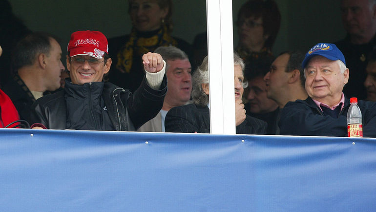 2005 год. Олег ТАБАКОВ (справа) и Леонид ФЕДУН на дерби