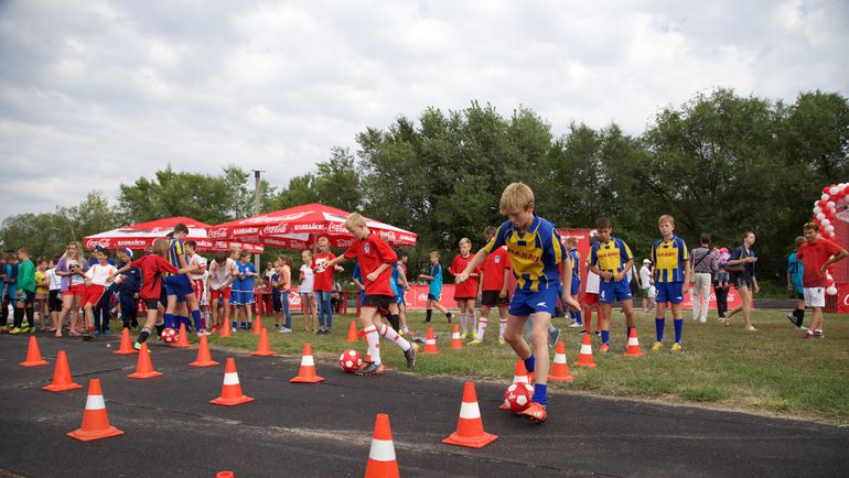 Юные футболисты тренируются перед выходом на поле.