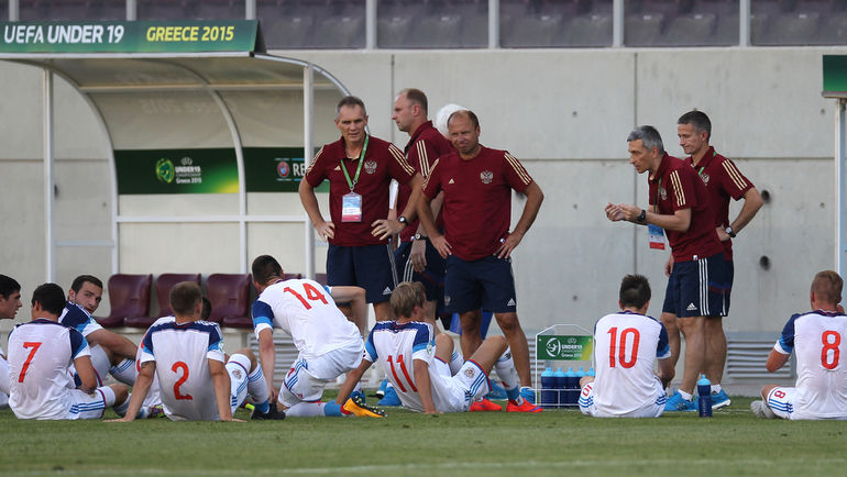 Дмитрий ХОМУХА со своей командой. Фото Михаил ШАПАЕВ, РФС
