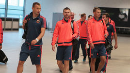 Воскресенье. Лиссабон. Игорь АКИНФЕЕВ (в центре), братья БЕРЕЗУЦКИЕ и их партнеры по ЦСКА только что прилетели в Португалию.