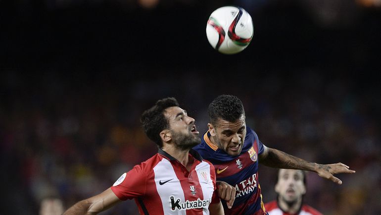 Дани АЛВЕС (справа) против Микеля БАЛЕНСИАГА. Фото AFP